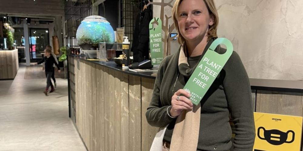 Upstairs Hotel plant een boom